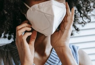 MUDANÇAS: CDC dos EUA recomenda uso de duas máscaras para evitar variantes do coronavírus