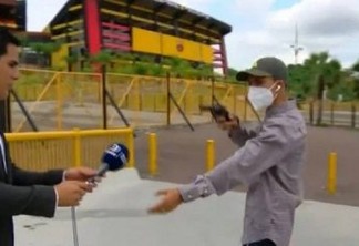 Assaltante ataca equipe de TV durante 'ao vivo' na frente de estádio - VEJA VÍDEO