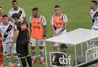 Vasco prepara dossiê para tentar anular jogo contra o Inter após polêmica com VAR