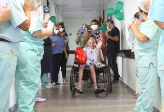 377 DIAS INTERNADO: Homem internado no início de 2020 recebe alta hospitalar e se surpreende: "Mudou muita coisa no mundo"