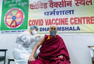 Dalai Lama recebe vacina contra a Covid-19 e faz apelo por vacinação no mundo