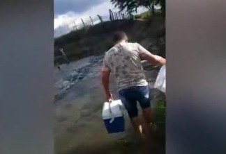 'DOSE DE ESPERANÇA'! Técnico de enfermagem atravessa rio para vacinar idosa na Paraíba