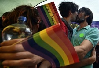 Sérvia dá passo adiante para legalizar casamento gay
