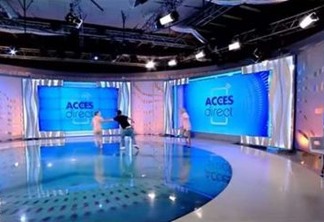 SUSTO: Mulher nua invade estúdio de TV e tenta ferir apresentadora - VEJA VÍDEO