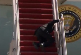 AOS 78 ANOS: Biden tropeça três vezes e cai em escada de avião presidencial; VEJA VÍDEO