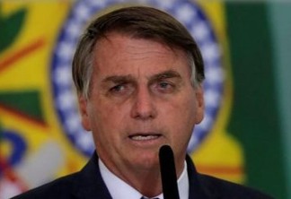 Com spray, Bolsonaro insiste em medicamento sem eficácia contra covid-19