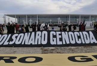 MANIFESTAÇÃO EM BRASÍLIA: Grupo pede vacina e chama Bolsonaro de genocida