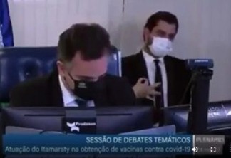 Gesto de assessor de Bolsonaro em sessão no Senado causa confusão e polêmica - VEJA VÍDEO