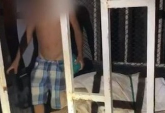 Menino de 6 anos é resgatado pela polícia após ser mantido preso em jaula, pelo pai