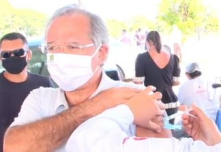 Ministro Paulo Guedes é vacinado contra a Covid-19 em Brasília