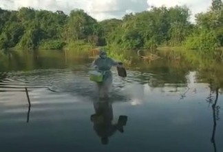 COVID-19: Enfermeira atravessa rio a pé para vacinar idosa na Paraíba - VEJA VÍDEO