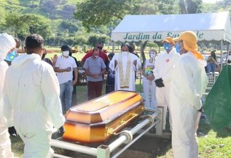 Corpo do cantor Agnaldo Timóteo é enterrado sob aplausos em cemitério do Rio