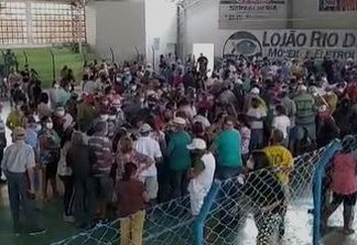 BANDEIRA VERMELHA: moradores registram desorganização e aglomeração em pontos de vacinação no município de Uiraúna - VEJA VÍDEO