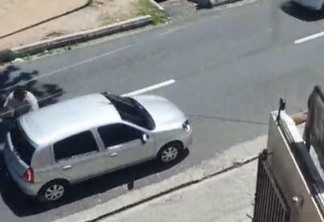 BRIGA DE TRÂNSITO: em João Pessoa homem atropela motorista e bate de propósito em carro - VEJA VÍDEO