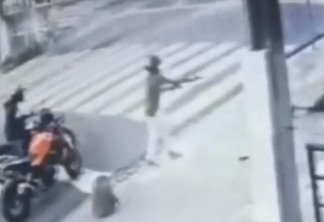 DISPAROS NA CABEÇA! Sargento da Polícia Militar é baleado durante assalto e sobrevive por causa de capacete - VEJA VÍDEO