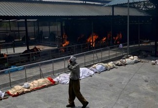 Tragédia na Índia: pacientes morrem por falta de oxigênio e mortos são cremados ao ar livre - VEJA IMAGENS