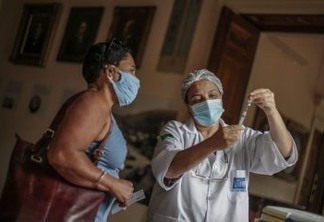 De ‘fake news’ à desigualdade, o que leva brasileiros a não voltarem para tomar a segunda dose da vacina - Por Beatriz Jucá