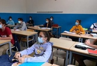 Deputados aprovam urgência para projeto que permite reabertura de escolas e faculdades na pandemia