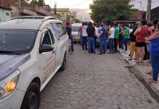 SOB FORTE COMOÇÃO: corpo de Patrícia Roberta é enterrado em Caruaru