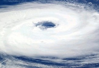 Especialistas dizem que furacão pode atingir litoral Sul do Brasil neste sábado