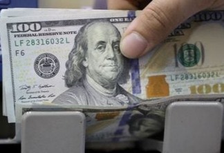 Dólar cai ante real na abertura monitorando exterior