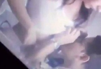 Professor de escola católica esquece câmera ligada é visto beijando seio da esposa