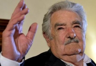 (FILES) In this file photo taken on May 28, 2015 Former Uruguayan president Jose 'Pepe' Mujica attends the presentation of his first book 'La felicità al potere' in Rome. - Uruguay's leftist ex-president Jose Mujica, 85, will undergo surgery for a fish bone lodged in his gullet, staff at the hospital where he was admitted told AFP. (Photo by Tiziana FABI / AFP)