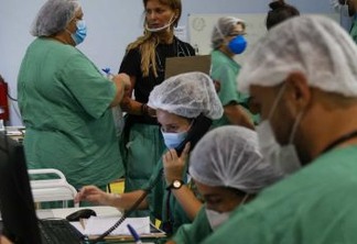 Número de casos de Covid se estabiliza no Brasil, mas segue entre maiores do mundo