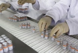 Funcionários pegam ampolas com a vacina chinesa CoronaVac no centro de produção do Instituto Butnantan
22/01/2021
REUTERS/Amanda Perobelli