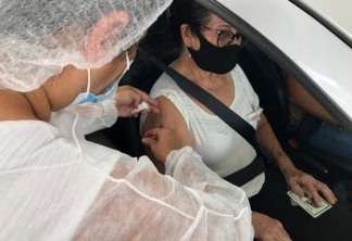 Vacinação contra a Covid-19 para idosos de 61 anos acontece em drive-thru, em Campina Grande
