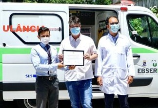 Ruy entrega ambulância e equipamentos ao Hospital Universitário para fortalecer o atendimento de saúde