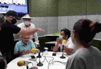 Grupo invade rádio para reclamar de locutor que falou em 'genocídio' de Bolsonaro na pandemia; VEJA VÍDEO