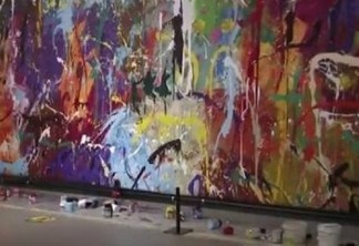 Casal danifica pintura de R$ 2,8 milhões ao pensar ser 'obra participativa' - VEJA VÍDEO