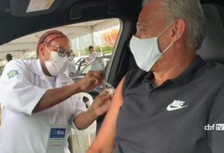 Tite é vacinado contra a covid-19 no Rio