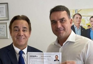 Em foto com presidente do Patriota, Flávio Bolsonaro expõe seus dados pessoais