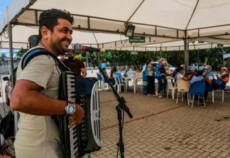 Emoção, alívio e música marcam vacinação de segunda dose da Coronavac em João Pessoa