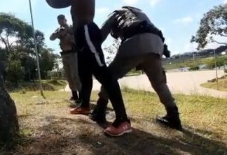 REVOLTANTE! PM faz abordagem truculenta, aponta arma e manda algemar youtuber negro que andava de bicicleta em parque - VEJA VÍDEO