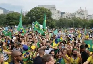 Moradores do Rio fazem panelaço contra Bolsonaro, durante sua caminhada gerando aglomeração - VEJA VÍDEO