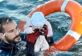 Foto de policial resgatando bebê no mar viraliza