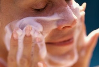 Mascne: Saiba como evitar oleosidade e acne causadas pelo uso diário de máscaras de proteção