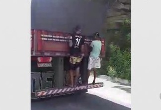 Adolescentes são flagrados pendurados em caminhão na BR-230, na Paraíba