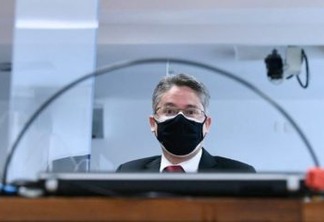 Bolsonaro boicotou deliberadamente a vacina, diz Alessandro Vieira