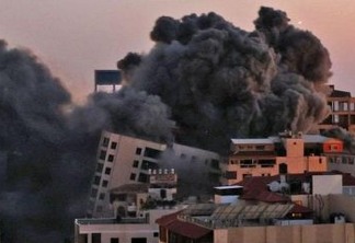 Prédio de 13 andares é destruído e cai ao ser atingido por um míssil no Oriente Médio