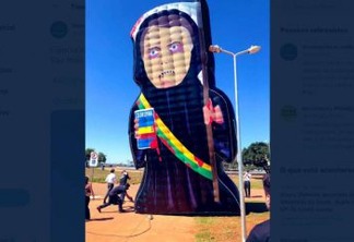 'CAPITÃO CLOROQUINO': Boneco gigante de Bolsonaro da morte é inflado durante depoimento de Mayra Pinheiro