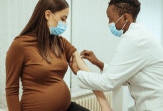 Sem Coronavac nem AstraZeneca, grávidas ficam praticamente sem opção de vacina no Brasil