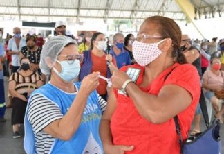 Pessoas com BPC e profissionais de saúde de Campina Grande são vacinados contra Covid-19