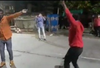 Policiais indianos punem com dança quem fura lockdown - VEJA VÍDEO