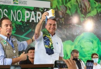 Ministério Público Eleitoral quer multar Bolsonaro por propaganda antecipada; presidente exibiu objetos em referência a eleição