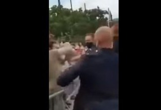 Homem agride Emmanuel Macron, presidente da França com tapa no rosto - VEJA VÍDEO