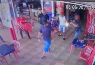 IMAGENS FORTES: Homem em fúria entra em bar para tentar esfaquear policial e acaba baleado